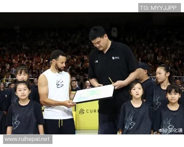 姚明与朋友们共享电影时光探讨篮球与生活的精彩瞬间 姚明与朋友们共享电影时光探讨篮球与生活的精彩瞬间