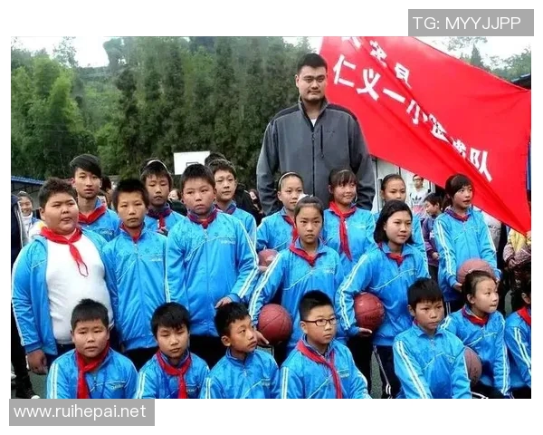 姚明球迷热情合影留念展现篮球精神与友谊的美好瞬间 姚明球迷热情合影留念展现篮球精神与友谊的美好瞬间