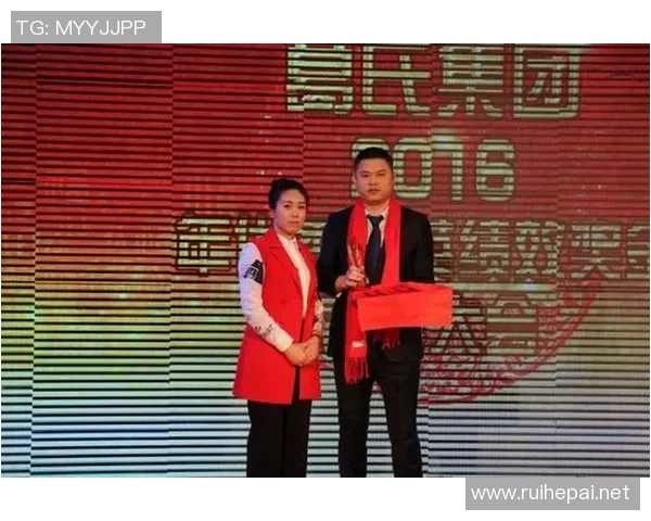 今年退役足球明星齐聚一堂合影留念展现辉煌岁月与友谊的珍贵瞬间