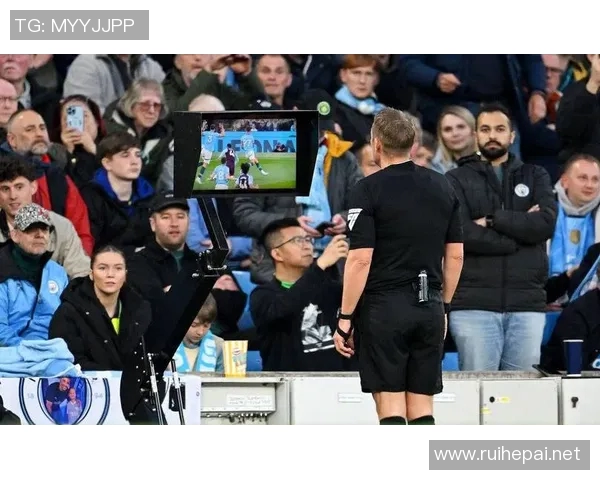 足球明星因争议判罚怒踢裁判致其晕倒引发赛场风波与媒体热议