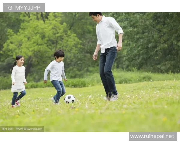 足球明星观看儿子比赛视频感动落泪展现父爱与运动精神的完美结合 足球明星观看儿子比赛视频感动落泪展现父爱与运动精神的完美结合