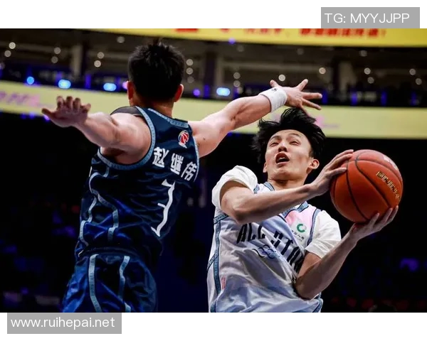 当红明星篮球赛场争锋相对热血对决引发全城热潮